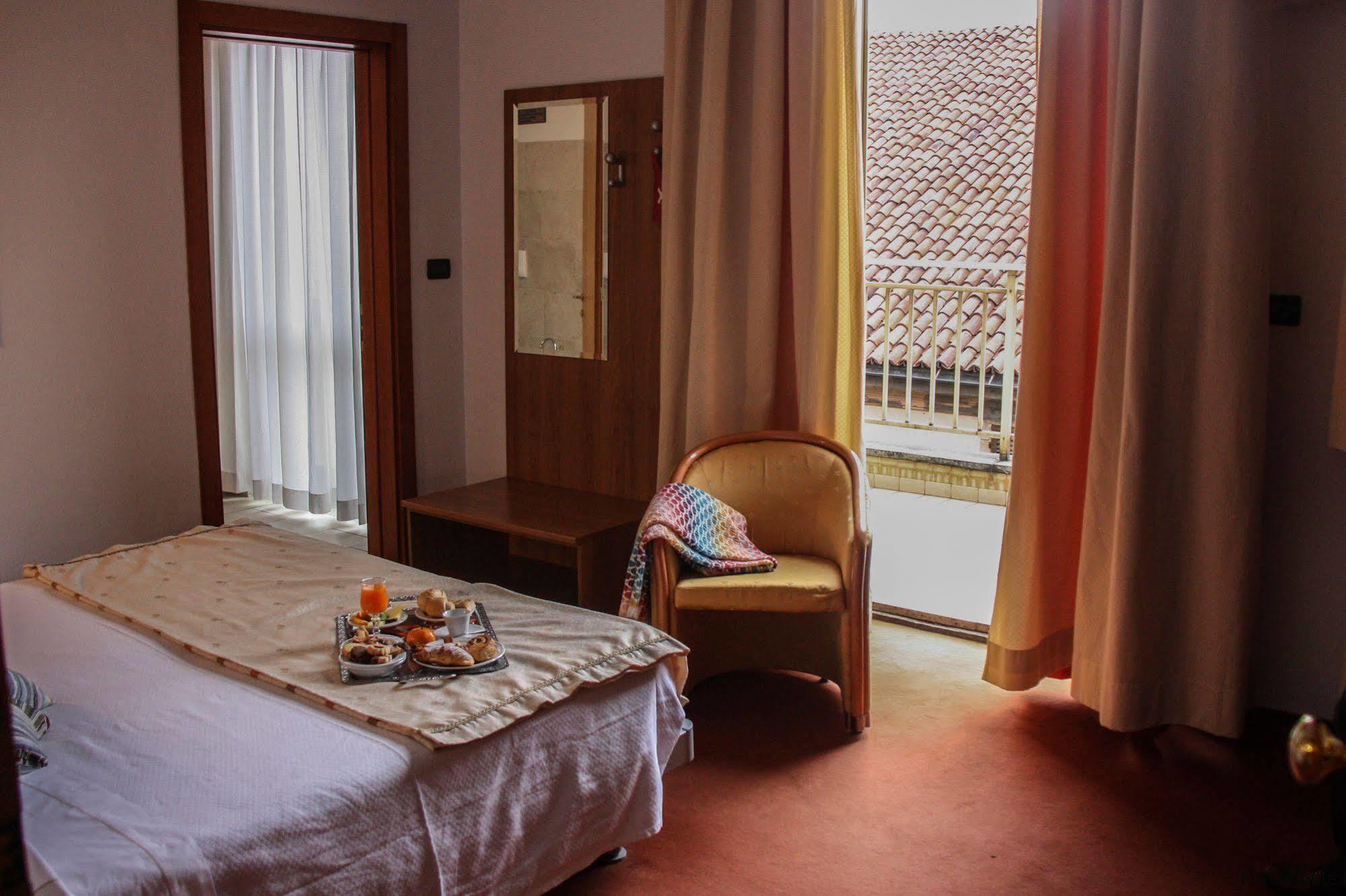 Hotel Lux 알레산드리아 외부 사진